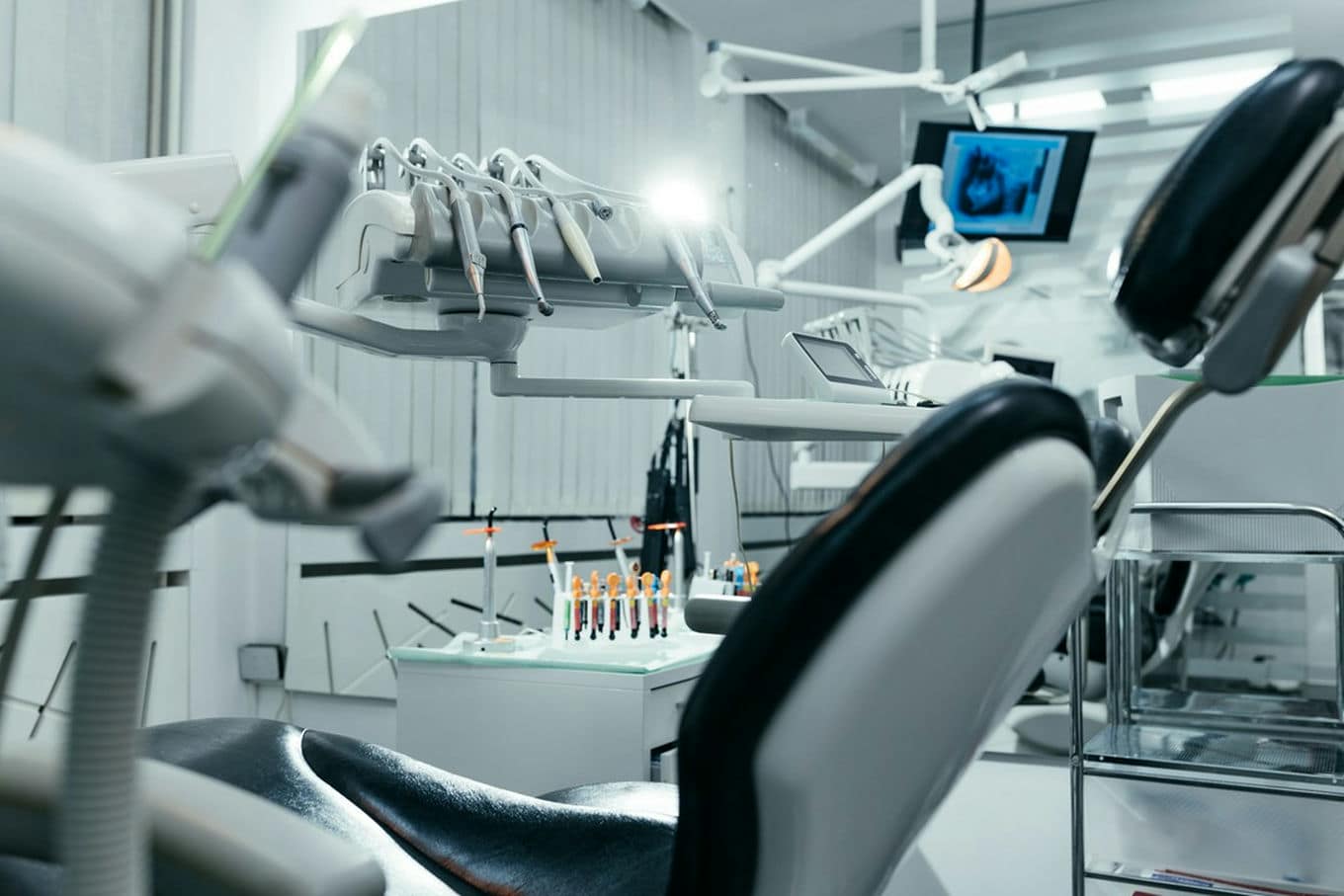 Nowoczesne technologie w implantologii – co oferuje gabinet stomatologiczny?